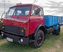 МАЗ-5335 1976 року випуску. Бездискове колесо кріпиться шістьма затискачами до характерно виконаної маточини. Борт обода розбірний