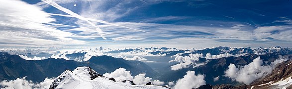 Ausblick vom Gipfelgrat in Richtung Süden mit dem Val di Peio und Sole, rechts im Hintergrund die Adamello-Presanella-Gruppe