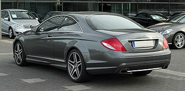 Photo d'une coupé Mercedes-Benz C216 vue de trois-quarts arrière.