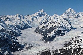 Vue du mont Salisbury (au centre) et du mont Tlingit (à droite).