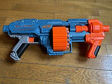 un pistolet nerf est une arme factice qui tir des projectils en mousse