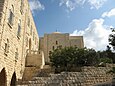 La façade sud de l'église et une partie de son clocher (au centre), la structure du monastère (à gauche)