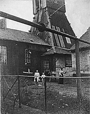 Covered wooden headframe around 1900.