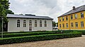 Ehemalige Turnhalle (heute Stadtbücherei), rechts die Rückansicht des ehemaligen Schulhauses (heute Rathaus)