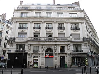 かつてオーロール新聞が入居していたモンマルトル通り144番地 (Numéro 144, rue Montmartre, anciens locaux des journaux La France, Le Radical et L'Aurore.)。ジョルジュ・クレマンソーが主幹を務めていた。