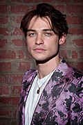 Thomas Doherty interprète Max.