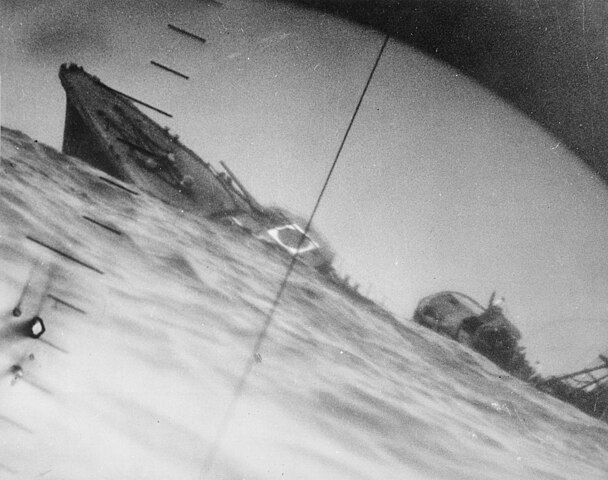 The death of Japanese destroyer Yamakaze as seen through the periscope of the submarine USS Nautilus