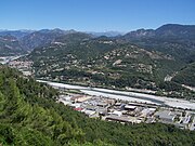 Le Férion (à droite) vu depuis la vallée du Var.