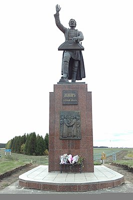 бронзовая скульптура «Акпарсу» скульпторов А. Ширнина и С. Яндубаева в Горномарийском районе