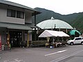 宿泊施設の『白馬』（手前）と温泉施設。