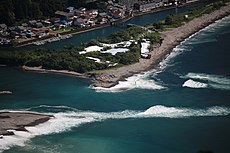 Vue aérienne de la barre de l'estuaire de la rivière Choshi, sur l'île d'Honshū, au Japon. Photographie de 2015.