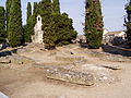 Les sarcophages ouverts et la chapelle en ruine.