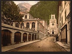 Photographie de la fin du XIXe siècle présentant les thermes des Eaux-Bonnes.