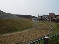 Untere Stufe mit Grasdecke, hellerer Rundteil links