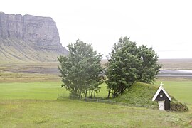 Núpsstaðakirkja devant le promontoire de Lómagnúpur