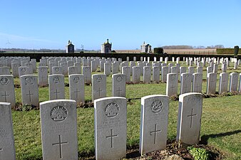 Tombes de soldats britanniques tombés lors de la prise définitive du village fin septembre 1918.