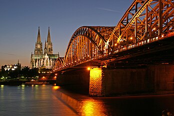 Le pont Hohenzollern, la cathédrale et le musée Ludwig à Cologne (Allemagne). (définition réelle 1 500 × 1 001*)