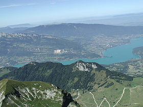 Vue du lac d'Annecy depuis la Tournette avec le rocher du Roux à ses pieds.