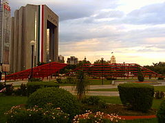 Macroplaza (Monterrey). Es la cuarta en tamaño del mundo (400.000 metros cuadrados), es el resultado del reciente derribo (años 1980) de numerosos edificios antiguos. Contiene, además de numerosos museos, monumentos y jardines, un faro de 70 metros de altura. Contrasta modernos edificios con otros coloniales, como la catedral, o neoclásicos, como el Palacio de Gobierno.