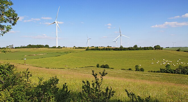 Les hauts de Marcellois avec le parc éolien de Marcellois-Massingy.