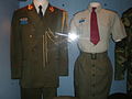 97式军官礼服（左）及女军官夏常服（右）