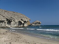 Ensenada de Mónsul. Vista de la "peineta", acantilado con borde colgante.