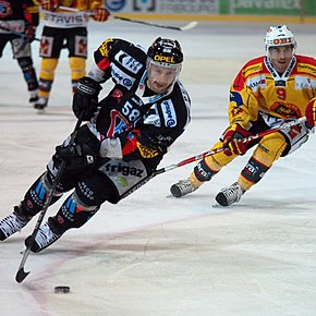 Sur la gauche, le joueur de Fribourg-Gottéron Sandy Jeannin. Sur la droite, le joueur du SC Langnau Tigers Sven Helfenstein.