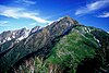 大樺沢より望む高嶺（中央）と鳳凰山（右）