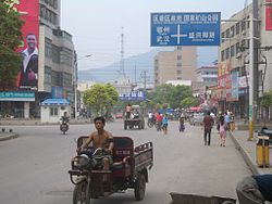 鉄山市街地を通る国道106号・316号共同区間