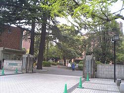 東京農業大学短期大学部正門（2006年4月）