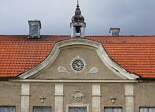 Huvudbyggnadens fronton.