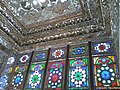 Vitraux et miroirs dans la maison Zinat ol-Molk, Chiraz, Iran, début du XXe siècle, traduction des « grammaires architecturales » occidentale et islamique[25].