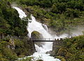 Cascade sur la Briksdalselva, alimentée par la fonte du Briksdalsbreen.