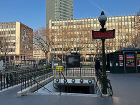 L'entrée de la station, dotée d'un mât Dervaux, sur la place Jussieu.