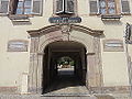 Beispiel einer Supraporte-Kartusche in der Architektur: Maison Stoltz-Grimm in Andlau (Elsass)