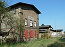 Bahnhof mit Stationsgebäude, Bahnarbeiterwohnhaus, zwei Nebengebäuden und Kopfsteinpflasterung