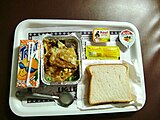 インド国鉄の夜行列車ラージダーニー急行で提供される朝食。この列車の乗客には食事は無料で提供される。