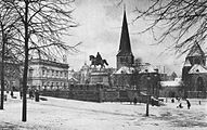 Das Denkmal auf dem noch abschüssigen Burgplatz, dahinter von l.n.r.: Haus der Familie Huyssen, St. Johann Baptist, Essener Münster