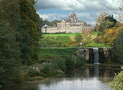 Vue depuis le parc et les plans d'eau