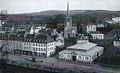 Châteaulin vers 1900 : la halle au blé et l'église Saint-Idunet.