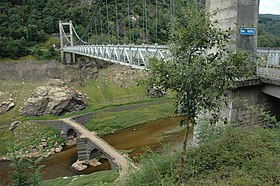 Le pont suspendu en service et l'ancien en juillet 2014 lors de la vidange du réservoir du barrage de Sarrans.