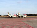 Deux F-16 du 3e escadron de chasse sur l'aéroport international Ngurah Rai