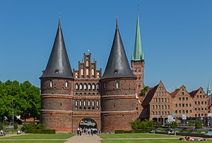 36. Platz: J.-H. Janßen mit Holstentor in der Lübecker Altstadt