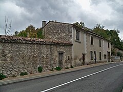 Maison à terre à l'entrée du village.