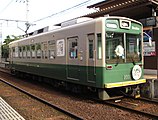 嵐電の最新鋭車・モボ2001形電車（現在は京紫塗装に変更）