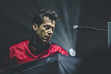 Photographie de Mark Ronson sur scène lors du festival Positivus de 2016.