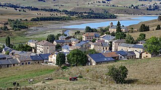 Le village de réal au bord du lac de Puyvalador.