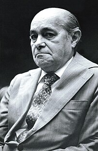 Portrait de l'homme d'État brésilien Tancredo Neves, élu président de la République en 1985 mais mort avant la prise de fonction. (définition réelle 1 610 × 2 478)