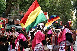 Musiciens en costume traditionnel, coiffés de la "montera", accompagnant la danse du Tinku, et jouant d'un Mohoceño droit (riquina, chiuca ou cherque). Photo toujours annoncée comme prise au même Carnaval d'Oruro (?).