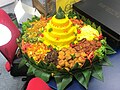 Nasi tumpeng（塑形成圓錐狀並搭配多種配料的薑黃飯）